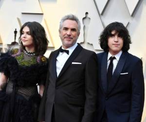 Tess Bu Cuarón, Alfonso y Olmo Teodoro Cuarón durante su paso por la alfombra roja de los premios Oscar. (AP)
