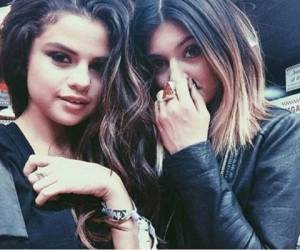 Al parecer, las famosas artistas Selena Gómez y Kylie Jenner están pensando en dejar de lado el pasado que en su momento las separó.