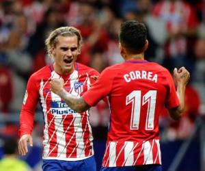 Antoine Griezmann junto a Correa celebran el primer gol del Atlético Madrid en su nuevo estadio, el Wanda Metropolitano. (Foto: AFP)
