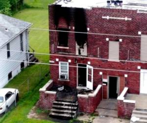 Esta captura de pantalla de KMOV-TV muestra los daños causados a un apartamento en East St. Louis, Illinois, por un incendio el 6 de agosto del 2021. Las autoridades dicen que cinco niños menores de 10 años murieron en el siniestro. Foto: AP