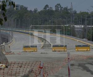 Desolado, vacío y sin señales de una pronta reapertura. Así luce actualmente el puente elevado Papa Francisco, ubicado sobre el anillo periférico de la capital, luego de permanecer cerrado por más de tres meses debido a evaluaciones técnicas por supuestas grietas en su estructura.