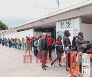 <span class=mln_uppercase_mln>Enormes filas de personas en el triaje del Centro Cívico Gubernamental para ser atendidas.</span>