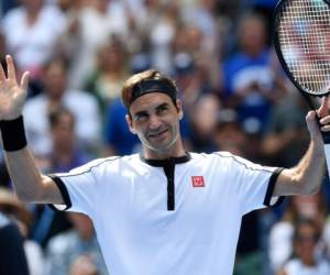 El suizo Roger Federer agradece al público luego de imponerse al belga David Goffin en la cuarta ronda del Abierto de Estados Unidos, el domingo 1 de septiembre de 2019 (AP Foto/Sarah Stier)