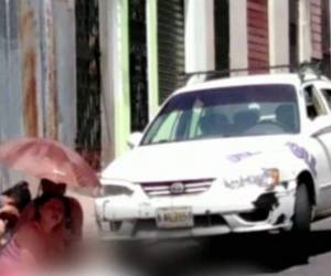 Momento en el que varias personas, supuestamente familiares de la víctima, lloraban al verla tirada sobre el pavimento.