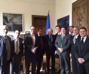 Luis Almagro, secretario de la OEA y Salvador Nasralla en la reunión sostenida este lunes en Washington.