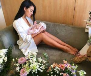 Georgina Rodríguez junto a su hija recién nacida. (Foto: Instagram)