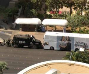 El sospechoso permanece atrincherado dentro del autobús. Foto: Twitter/CNN