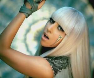 La extravagante Lady Gaga ahora le apuesta al glamour.