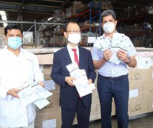 El embajador de Corea del Sur mostrando las mascarillas KF94 que donó para el equipo médico de Honduras que está en la primera línea de combate al mortal virus.