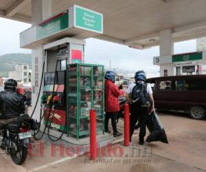 Alzas acumuladasdurante el tiempo que estuvieron congelados los precios, informaron las autoridades del gobierno saliente y para revertirse tendría que tomar posesión el nuevo gobierno.