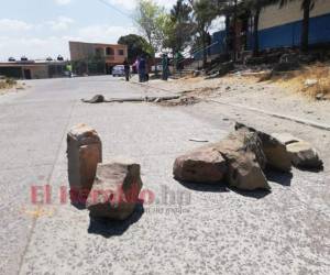 Los vecinos de la zona han puesto túmulos provisionales para que los automotores que pasen reduzcan la velocidad. Foto: Estalin Irías/ EL HERALDO