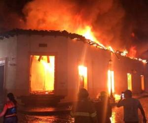 Pese a la voracidad del incendio ninguna persona resultó lesionada. Fotos: Bomberos de Honduras.