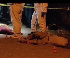 Los cuerpos de los jóvenes quedaron en medio de la calle de tierra uno a pasos del otro y con impactos de arma de fuego.