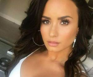 Demi Lovato tiene 25 años de edad.