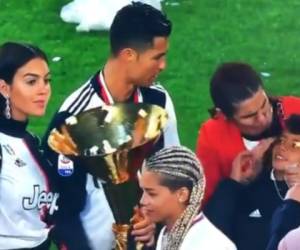 Todos estaban posando para la foto, pero ante la emoción Cristiano no pudo controlar el trofeo que tenía en sus manos.