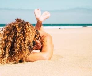 Para mantener un pelo sano en verano es necesario tomar precauciones, sobre todo si saldrá a bañar.