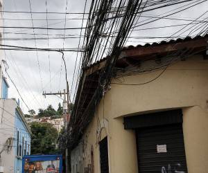 La contaminación visual por cables persiste en el casco histórico de la capital, donde vecinos piden mayor ordenamiento del tendido urbano.