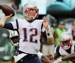 Brady, rompió un empate con Peyton Manning y Brett Favre por el récord, se hizo sentir justo antes del descanso.