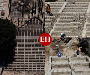 Autoridades de la occidental ciudad mexicana de Guadalajara preparan 700 fosas en un cementerio para enterrar cadáveres confirmados o sospechosos de coronavirus. Fotos: AFP.