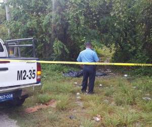 Los cuerpos se encontraban a la orilla de la carretera. La zona del hallazgo fue acordonada por las autoridades.