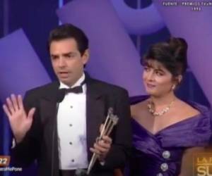Eugenio Derbez y Victoria Ruffo durante una entrega de premios. Fotocaptura YouTube