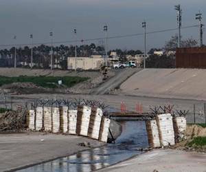 Un renombrado demócrata reconoció que “todo está sobre la mesa”, incluso las barreras exigidas por Trump. Foto: AFP