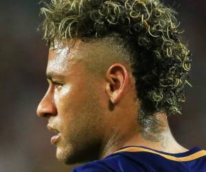 El brasileño Neymar ahora podría vestir el uniforme del París Saint-Germain, de acuerdo a su asesor. (Foto: AFP)