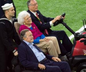 La primera dama, Barbara Bush, durante un evento en enero de 2017 junto a su esposo el expresidente George H.W. Bush. (Foto: AFP)