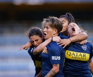 La jugadora de Boca Juniors Yamila Rodríguez, al centro, celebra con sus compañeras de equipo después de anotar un gol en el torneo de fútbol femenino de la Superliga en Buenos Aires, el sábado 9 de marzo de 2019. (AP Foto/Natacha Pisarenko)