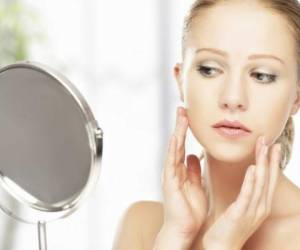 Experimentar productos de belleza es una de las principales razones por las que se te puede dañar la piel. Cortesía: Vix