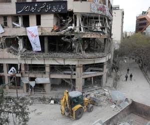 Un edificio comercial dañado por un bombardeo en el norte de Teherán.