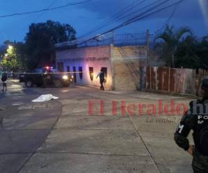 Agentes policiales acordonaron la zona. El cuerpo quedó inerte tirado en la calle.