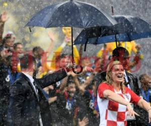 Sin importarle la fuerte lluvia la presidenta croata apoyó hasta el final a la Selección de su país.