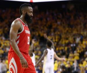 James Harden #13 de los Houston Rockets reacciona a una jugada contra los Golden State Warriors durante el Sexto Juego de las Finales de la Conferencia Oeste en los Playoffs de la NBA 2018. Foto AFP