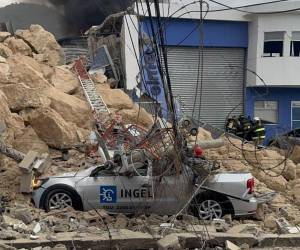 VIDEOS: Voraz incendio consume bodega tras colapsar cerro en el anillo periférico