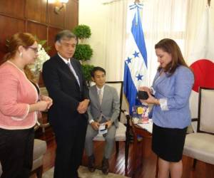 El Embajador del Japón, Kenji Okada, entregó un presente a la primera dama de Honduras, Ana García de Hernández.