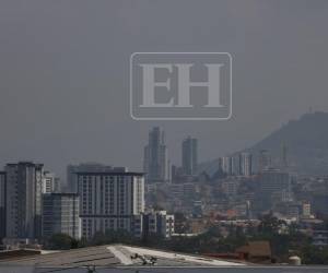La capital amaneció cubierta de humo y con niveles críticos de contaminación que representan peligro para niños y adultos mayores.