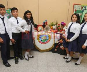Los alumnos de la Roger Guillén Bellino posaron orgullosamente con sus trabajos. Fotos: David Romero/EL HERALDO