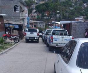 Varias patrullas de la Policía Nacional llegaron a la populosa colonia tras la denuncia de los vecinos, pero lamentablemente, el joven ya había fallecido.