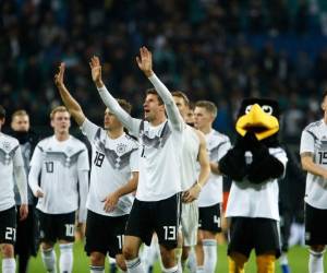 Germany's players including forward Thomas Mueller (C) and midfielder Joshua Kimmich celebrate with their fans after the international friendly football match Germany v Russia in Leipzig, eastern Germany on November 15, 2018. (Photo by Odd ANDERSEN / AFP)