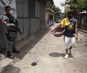 Un hombre camina por una calle en San Salvador, El Salvador. Foto AP