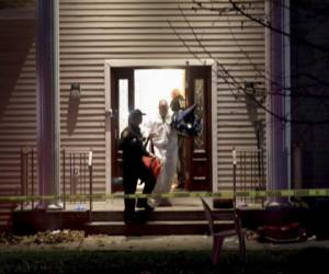 Policías trabajan en una casa en Monsey, Nueva York, en la madrugada del domingo, luego de un ataque que dejó cinco acuchillados en una celebración de la festividad judía de Hanukkah. Foto: AP.