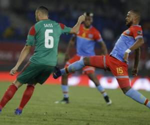 El jugador de Congo Remi Mulumba, derecha, pugna un balón con Ghanem Saiss de Marruecos. (AP)