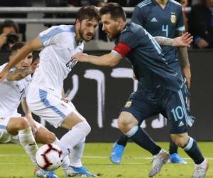 Martín Cáceres de Uruguay marcando a Leo Messi. (Foto: AFP)