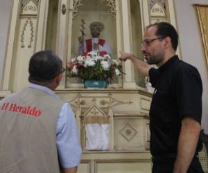 El equipo de EL HERALDO junto al padre Arcega frente al altar de San Pedro de Perulapán en El Salvador. Fotos David Romero / EL HERALDO