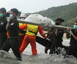 En el avión viajaban 106 pasajeros _la mayoría familiares de personal militar_ y 14 tripulantes. Foto: AP
