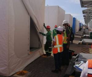 El equipo de fiscales del Ministerio Público es acompañado por funcionarios de Aduanas y un equipo de veedores que están dándole seguimiento al proceso de inspección de los 78 contenedores.