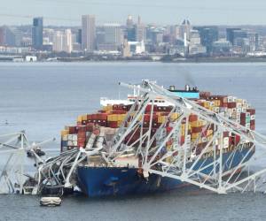 El colapso del puente ocurrió a las 1:30 de la madrugada de este martes 26 de marzo.