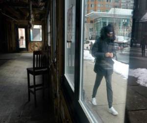 En esta fotografía de archivo del 10 de febrero de 2021, un peatón pasa junto a un edificio vacío que solía ser un restaurante, en Boston. (AP Foto/Steven Senne, archivo).