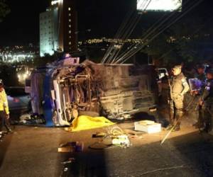 El accidente que se sucitó en el bulevar Fuerzas Armadas, cobró la vida de una persona y unas 20 resultaron heridas. Foto Jimmy Argueta/El Heraldo.